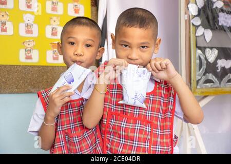 Bangkok/Thailand-07.02.2017:Schüler bleiben und trinken Milch in der Schule Stockfoto