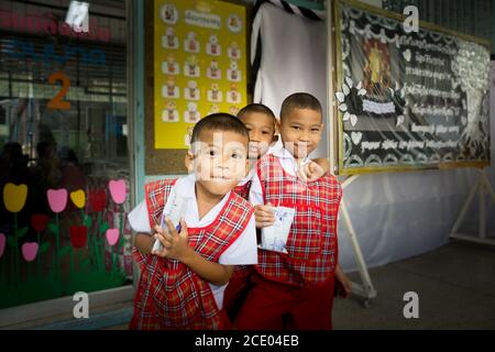 Bangkok/Thailand-07.02.2017:Schüler bleiben und trinken Milch in der Schule Stockfoto