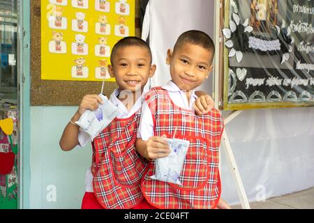 Bangkok/Thailand-07.02.2017:Schüler bleiben und trinken Milch in der Schule Stockfoto