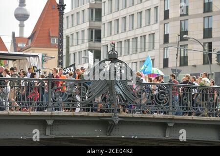 Berlin, Deutschland. August 2020. Berlin, Deutschland 29. August 2020: Anti-Corona-Demo - Berlin - 29. August 2020 Berlin, Demonstration, Corona, lateral thinking 711, Nutzung weltweit Quelle: dpa/Alamy Live News Stockfoto