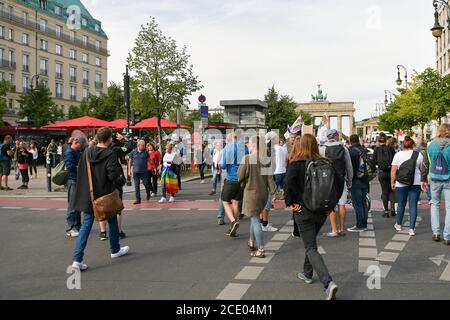 Berlin, Deutschland. August 2020. Berlin, Deutschland 29. August 2020: Anti-Corona-Demo - Berlin - 29. August 2020 Berlin, Demonstration für Corona, laterales Denken 711, Nutzung weltweit Quelle: dpa/Alamy Live News Stockfoto