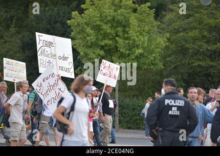 Berlin, Deutschland. August 2020. Berlin, Deutschland 29. August 2020: Anti-Corona-Demo - Berlin - 29. August 2020 Berlin, Demonstration für Corona, laterales Denken 711, Nutzung weltweit Quelle: dpa/Alamy Live News Stockfoto