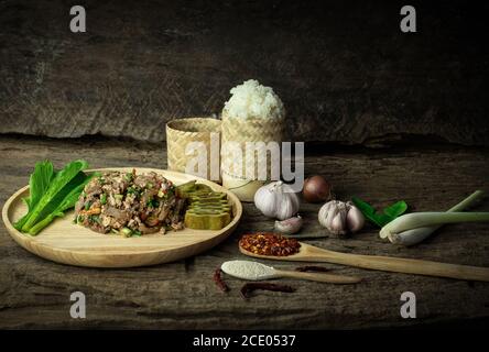 Würziger Schweinesalat mit klebrigem Reis, Larb ist traditionelle thailändische Küche ist die Kultur der Menschen im Nordosten von Thailand Stockfoto