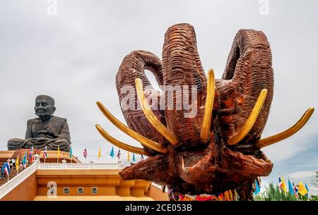 Dreiköpfiger Elefant und Statue von Luang Phor Thuad im Wat Huay Mongkol Tempel von Thap Tai, Hua hin, Thailand Stockfoto