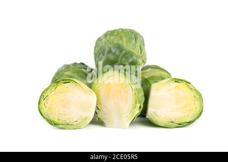 Rosenkohl auf weißem Hintergrund. Stapel von Rosenkohl Stockfoto