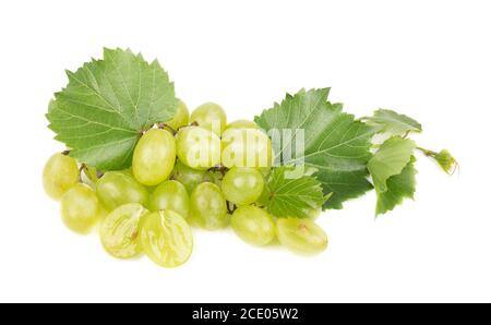 Grüne Trauben mit Blättern isoliert auf Weiss. Mit Freistellungspfaden. Volle Tiefenschärfe. Stockfoto