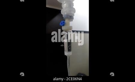 In einem Krankenhaus tropfende Salztropfen in einer Infusion Stockfoto