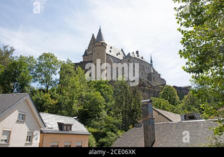 Vianden, Luxemburg am 21. juli 2020: Das alte und restaurierte Schloss Vianden Stockfoto