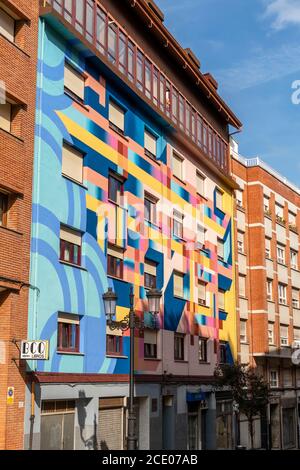 Oviedo, Spanien, Asturien - August 2020: Gebäude gemalt mit lebendigen geometrischen Kunstmustern auf einer Straße in Oviedo, Spanien Stockfoto