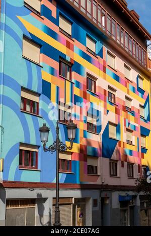 Oviedo, Spanien, Asturien - August 2020: Gebäude gemalt mit lebendigen geometrischen Kunstmustern auf einer Straße in Oviedo, Spanien Stockfoto