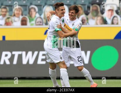 Borussia Park Mönchengladbach Deutschland 27.6.2020, Fußball: Bundesliga-Saison 2019/20, Spieltag 34, Borussia Mönchengladbach (BMG, weiß) gegen Hertha BSC Berlin (BSC, rot) – Jonas Hofmann (BMG, rechts), Florian Neuhaus (Borussia Mönchengladbach) reagieren nach 1:0 Credit: Johannes Kruck/POOL/via Kolvenbach nur zur redaktionellen Verwendung Stockfoto