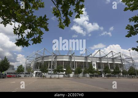 Borussia Park Mönchengladbach Deutschland 27.6.2020, Fußball: Bundesliga-Saison 2019/20, Spieltag 34, Borussia Mönchengladbach (BMG, weiß) gegen Hertha BSC Berlin (BSC, rot) – Außenansicht des Stadions aufgrund der Coronapandemie werden alle Bundesliga-Spiele in leeren Stadien ohne Fans gespielt.Credit: Johannes Kruck/POOL/via Kolvenbach nur zur redaktionellen Verwendung Stockfoto