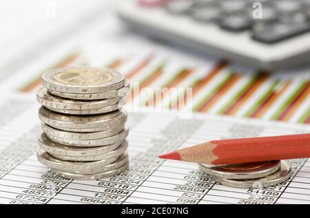 Finanzen mit einem Stapel von Euro-Münzen und Taschenrechner Stockfoto