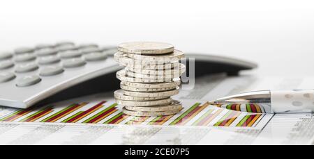 Finanzen mit einem Stapel von Euro-Münzen und Taschenrechner Stockfoto