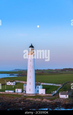 MONTROSE SCHOTTLAND - 2015. MAI 07. Scurdie Ness Leuchtturm mit Vollmond bei Ferryden. Stockfoto