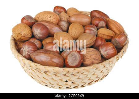 Weidenkorb mit Haselnüssen Walnüsse Mandeln und Cashewnüsse für Weihnachtstisch isoliert Makro Stockfoto