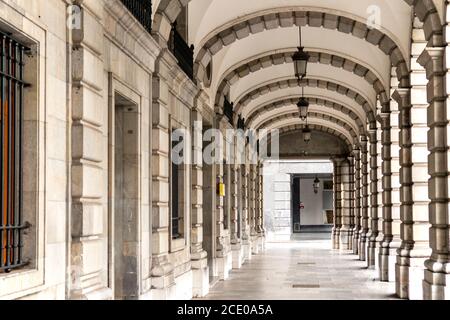 Oviedo, Spanien, Asturien - August 2020: Das Gebäude der staatlichen Institution der Stadt Oviedo auf dem Platz von Spanien. Bögen und Säulen, alt Stockfoto