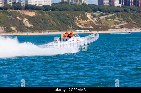 Bournemouth, Dorset, Großbritannien. August 2020. 2020 Poole Bay 100 Offshore Powerboat Race. Da so viele Veranstaltungen wegen Covid-19 abgesagt wurden, kehrt die Spannung nach Bournemouth zurück, um den Nervenkitzel des Motorbootrennens um Poole Bay für die Runde 1 UKOPRA World Championships zu sehen - 2. Tag. Quelle: Carolyn Jenkins/Alamy Live News Stockfoto