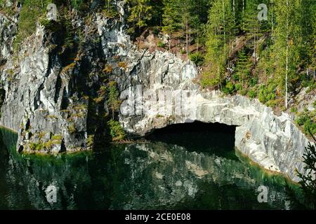 Blick auf Canyon und See in verlassenen Marmorbruch im Ruskeala Mountain Park, Karelien, Russland Stockfoto