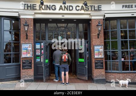 Windsor, Berkshire, Großbritannien. August 2020. Vor dem Weatherspoon King and Castle Pub in Windsor stehen Menschen Schlange. Quelle: Maureen McLean/Alamy Stockfoto