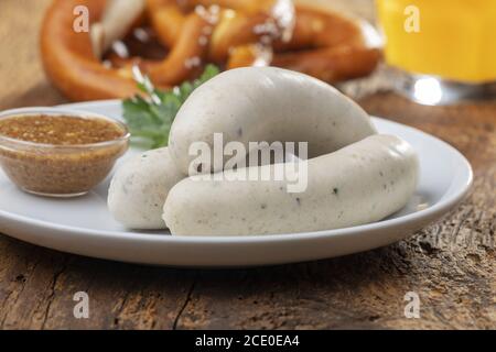 Bayerische Kalbswurst mit Brezel Stockfoto