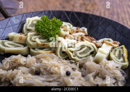 Bayerische Maultaschen in einer Pfanne Stockfoto