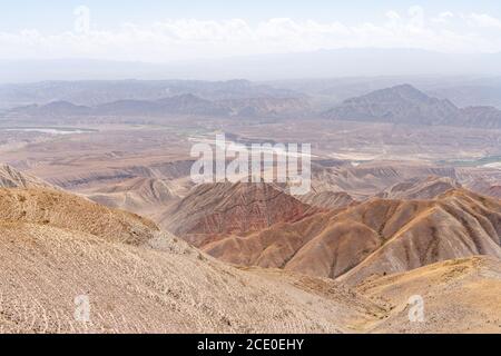 Die erstaunliche wilde Aussicht auf kirgisistan Landschaft voller Schneespitzen und Wildnis Stockfoto