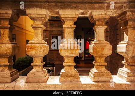 Handlauf aus altem Marmor Stockfoto