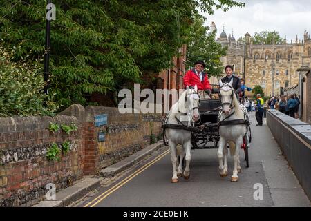 Windsor, Berkshire, Großbritannien. August 2020. Eine Pferdekutschenfahrt im Stadtzentrum von Windsor neben der Windsor Parish Church. Quelle: Maureen McLean/Alamy Stockfoto