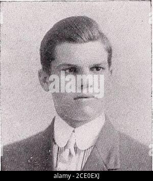 . Pour Pourri . WILLIAM CHARLES HARMON, Jr. Geboren am 16. September 1893 New Haven, Conn.Eintritt in Andover 1911 Yale Sheffield. OLIN HENRY HAYES Geboren 18. Oktober 1892Present ResidenceEntered Andover 1910 Greenville, N. H.Lawrence, Mass. M. I. T. EDGAR ALBERT HERTZ Geboren 10. September 1895 Newark, N. J. Eintritt in Andover 1911 Cornell Second Class Football Team (1911) Stockfoto