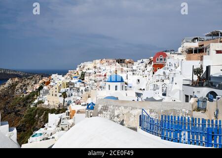 Santorini und seine weißen Häuser mit blauen Dächern Stockfoto
