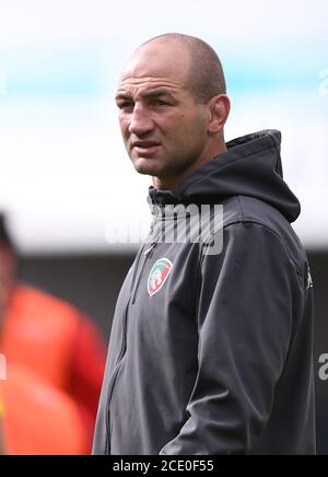 Kingsholm Stadium, Gloucester, Gloucestershire, Großbritannien. August 2020. Englische Premiership Rugby, Gloucester gegen Leicester Tigers; Steve Borthwick Head Coach für Leicester Tigers Uhren sein Team warm up Credit: Action Plus Sports/Alamy Live News Stockfoto