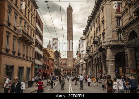 Via Rizzoli in Bologna, Italien mit seinem historischen Gebäude und dem Asinelli-Turm Ende 10 Stockfoto