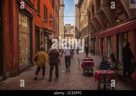 Gasse der Stadt Bologna in Italien mit Menschen zu Fuß 3 Stockfoto