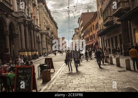 Via Rizzoli in Bologna, Italien mit seinem historischen Gebäude 3 Stockfoto