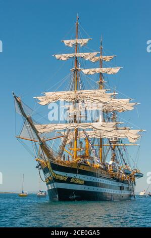 Das Ausbildungsschiff der italienischen Marine 'AMERIGO VESPUCCI' im Hafen von Taranto, Italien Stockfoto