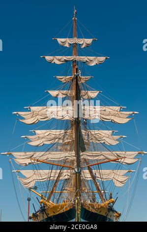 Das Ausbildungsschiff der italienischen Marine 'AMERIGO VESPUCCI' im Hafen von Taranto, Italien Stockfoto