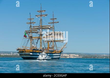 Das Ausbildungsschiff der italienischen Marine 'AMERIGO VESPUCCI' im Hafen von Taranto, Italien Stockfoto