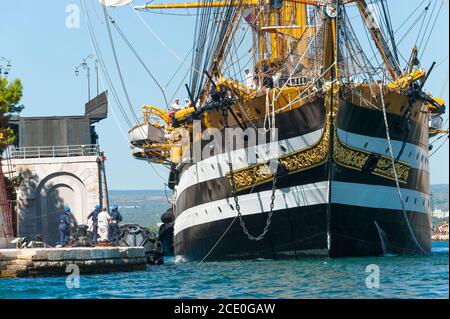 Das Ausbildungsschiff der italienischen Marine 'AMERIGO VESPUCCI' im Hafen von Taranto, Italien Stockfoto