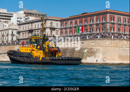 Das Schlepper 'ritto' im Kanal von Taranto, Italien Stockfoto