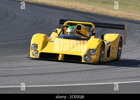 Scarperia, Mugello - 28. August 2020: Historischer gelber Prototyp Ferrari 333SP während der Ferrari Racing Days in italien auf der Rennstrecke von Mugello in Aktion. Stockfoto