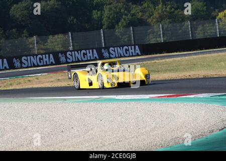 Scarperia, Mugello - 28. August 2020: Historischer gelber Prototyp Ferrari 333SP während der Ferrari Racing Days in italien auf der Rennstrecke von Mugello in Aktion. Stockfoto