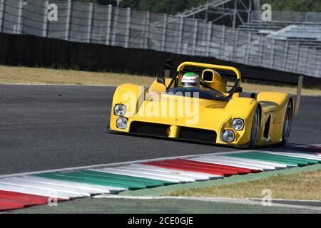 Scarperia, Mugello - 28. August 2020: Historischer gelber Prototyp Ferrari 333SP während der Ferrari Racing Days in italien auf der Rennstrecke von Mugello in Aktion. Stockfoto