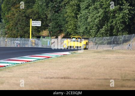 Scarperia, Mugello - 28. August 2020: Historischer gelber Prototyp Ferrari 333SP während der Ferrari Racing Days in italien auf der Rennstrecke von Mugello in Aktion. Stockfoto