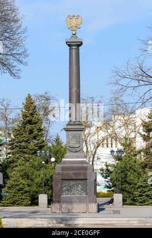 Anapa, Russland - 20. März 2020: Das Denkmal der Stele Stadt des militärischen Ruhmes in Anapa Stockfoto