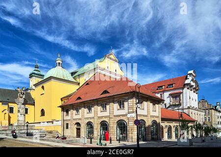 Historische Mietshäuser, ein Denkmal für eine Tänzerin und eine barocke Kirche im Zentrum von Posen Stockfoto