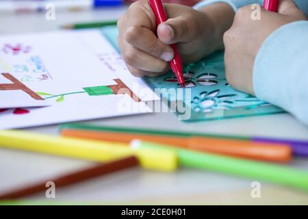 Mädchen (7) malt Einladungskarten mit Filzstiften, Kiel, Schleswig-Holstein, Deutschland Stockfoto