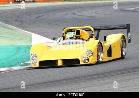 Scarperia, Mugello - 28. August 2020: Historischer gelber Prototyp Ferrari 333SP während der Ferrari Racing Days in italien auf der Rennstrecke von Mugello in Aktion. Stockfoto