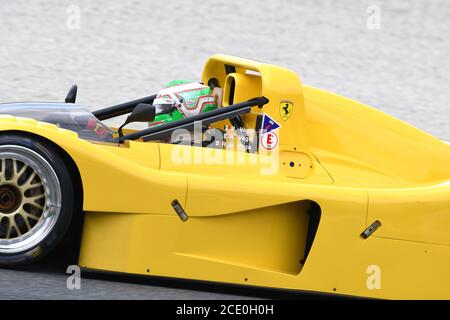 Scarperia, Mugello - 28. August 2020: Historischer gelber Prototyp Ferrari 333SP während der Ferrari Racing Days in italien auf der Rennstrecke von Mugello in Aktion. Stockfoto