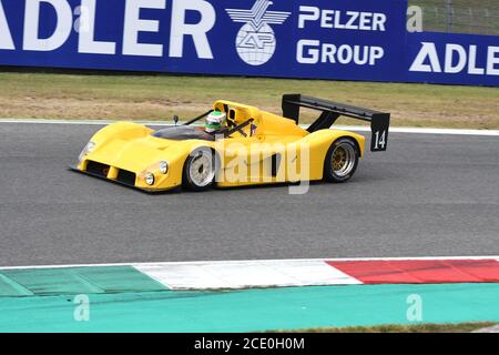 Scarperia, Mugello - 28. August 2020: Historischer gelber Prototyp Ferrari 333SP während der Ferrari Racing Days in italien auf der Rennstrecke von Mugello in Aktion. Stockfoto